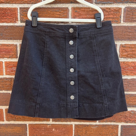 Madewell Metropolis Snap Jean Skirt in Rawley Black - Picture 4 of 8